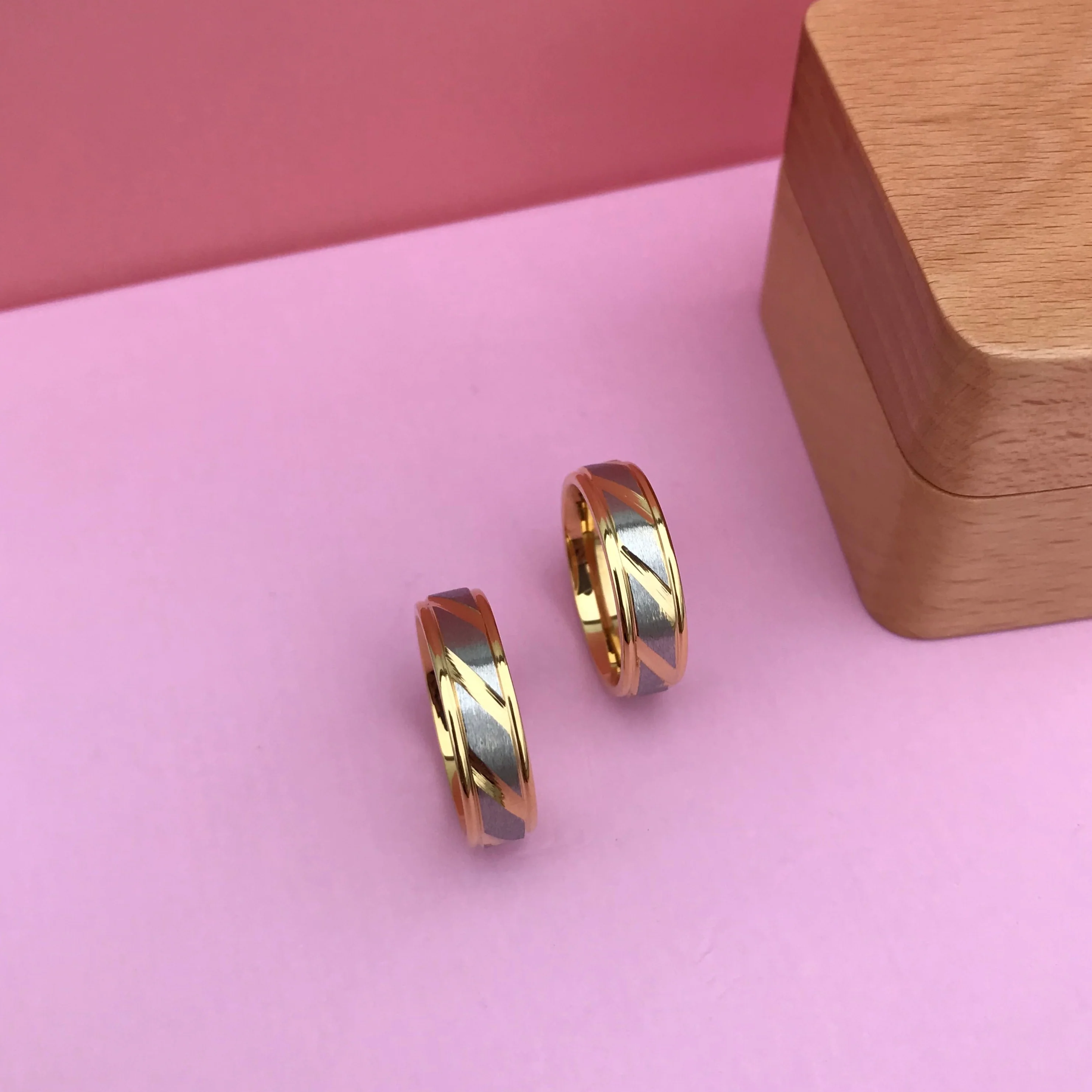 Aliança Dourada com Banda Prateada e Riscos Diagonais 6mm em Aço para Casamento, Namoro ou Compromisso - REF00072 - Image 3