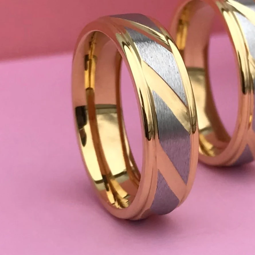 Aliança Dourada com Banda Prateada e Riscos Diagonais 6mm em Aço para Casamento, Namoro ou Compromisso - REF00072 - Image 4
