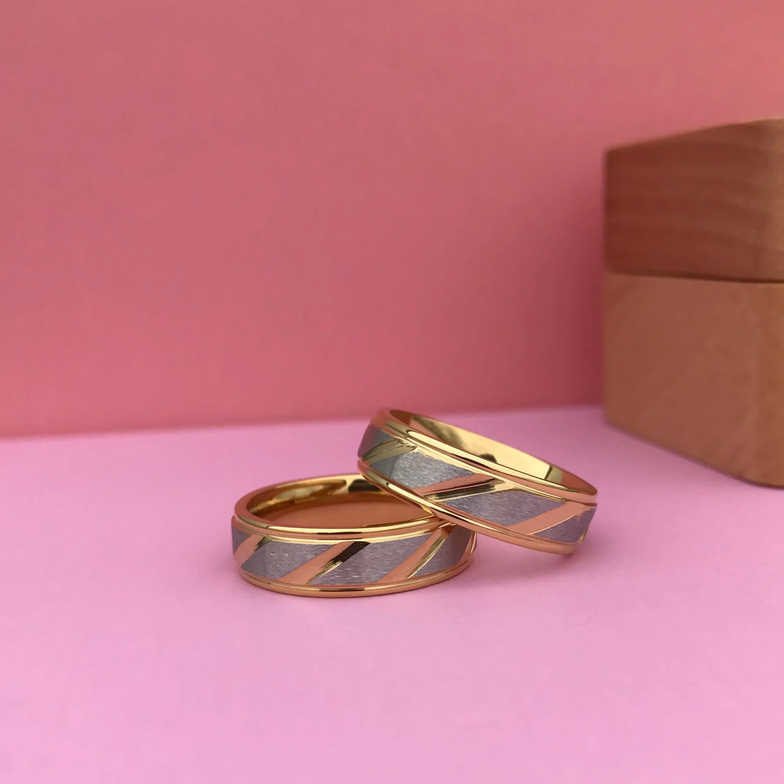 Aliança Dourada com Banda Prateada e Riscos Diagonais 6mm em Aço para Casamento, Namoro ou Compromisso - REF00072 - Image 6