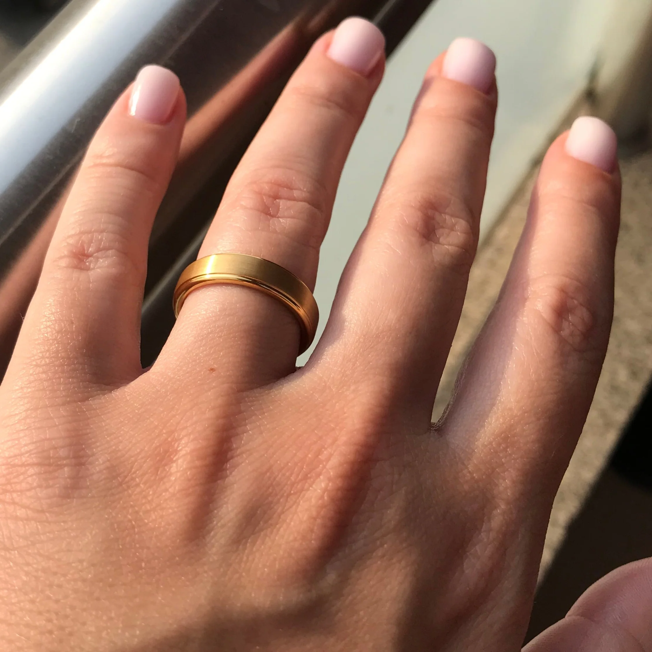 Aliança em Tungsténio Dourada, com 5mm de Largura, Plana e Fosca em Cima, Brilhante e Arredondada nos Lados - REF1314 - Image 10