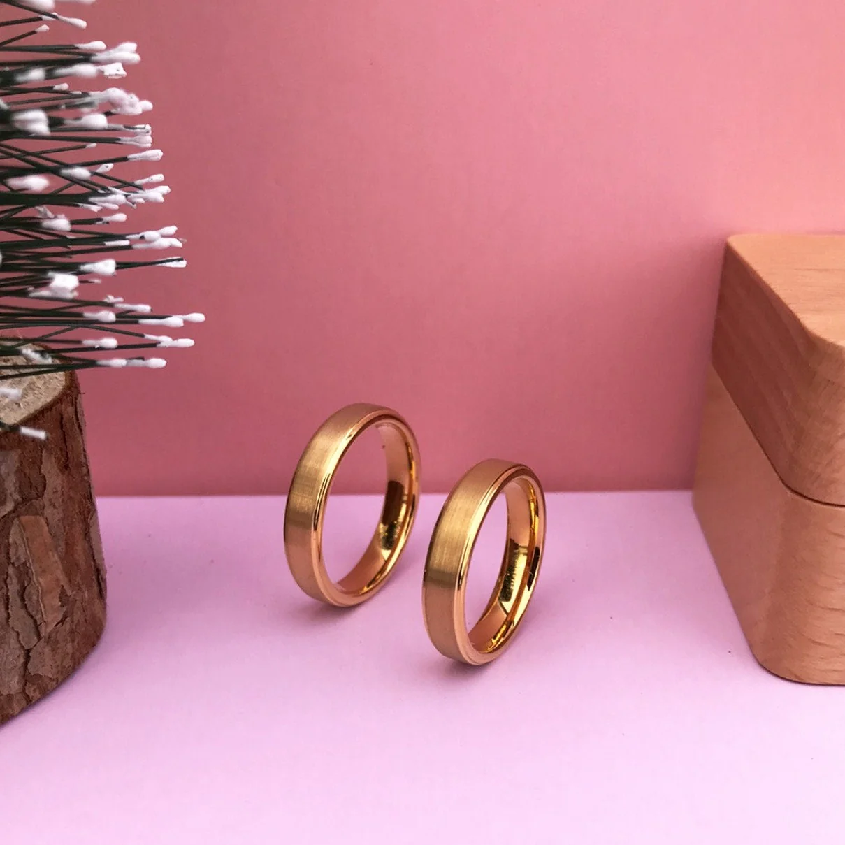 Aliança em Tungsténio Dourada, com 5mm de Largura, Plana e Fosca em Cima, Brilhante e Arredondada nos Lados - REF1314 - Image 11