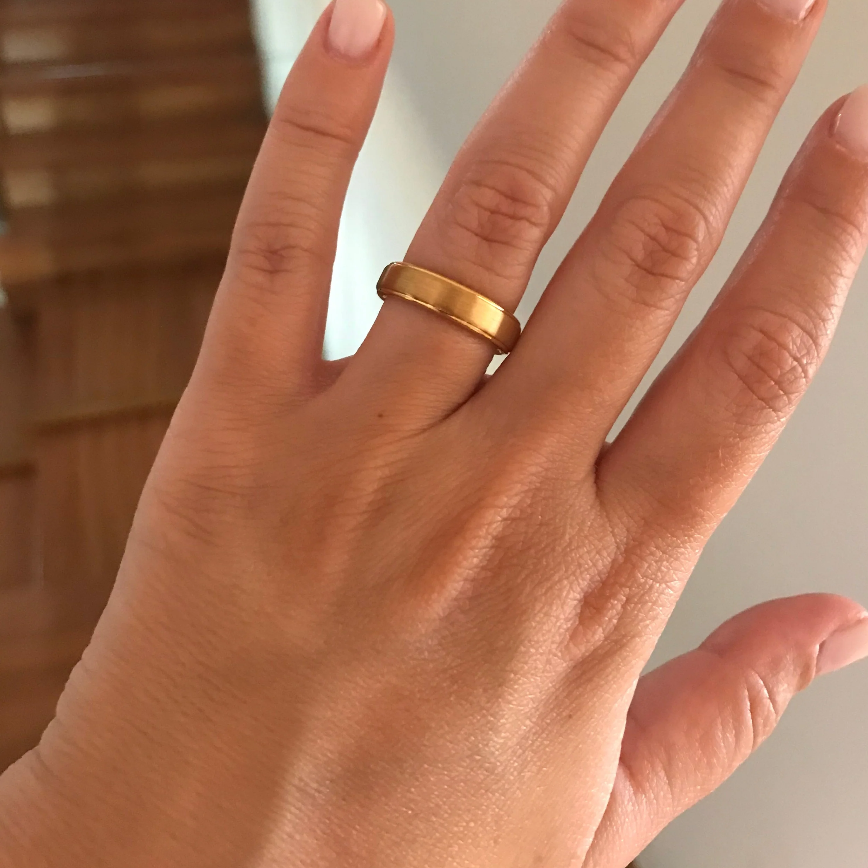 Aliança em Tungsténio Dourada, com 5mm de Largura, Plana e Fosca em Cima, Brilhante e Arredondada nos Lados - REF1314 - Image 12