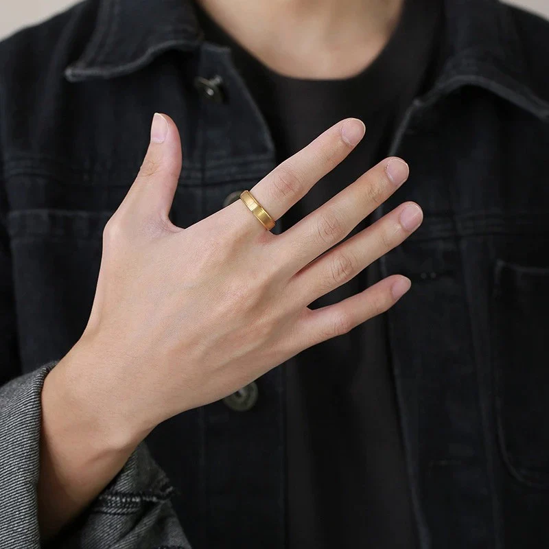 Aliança em Tungsténio Dourada, com 5mm de Largura, Plana e Fosca em Cima, Brilhante e Arredondada nos Lados - REF1314 - Image 16