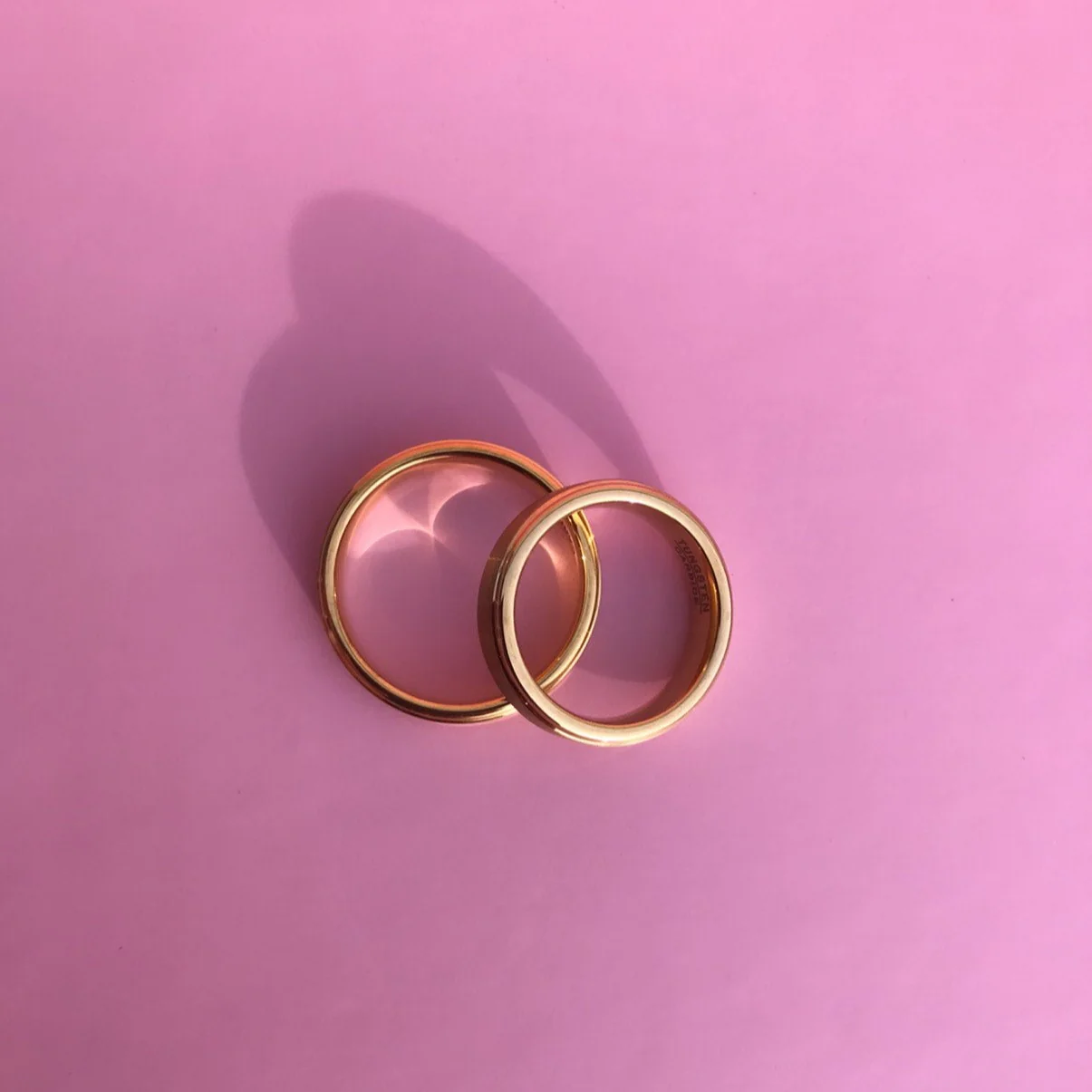 Aliança em Tungsténio Dourada, com 5mm de Largura, Plana e Fosca em Cima, Brilhante e Arredondada nos Lados - REF1314 - Image 18