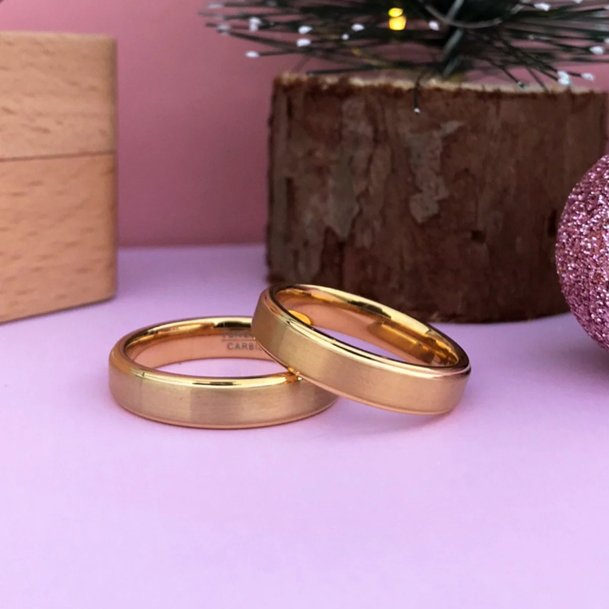 Aliança em Tungsténio Dourada, com 5mm de Largura, Plana e Fosca em Cima, Brilhante e Arredondada nos Lados - REF1314 - Image 19