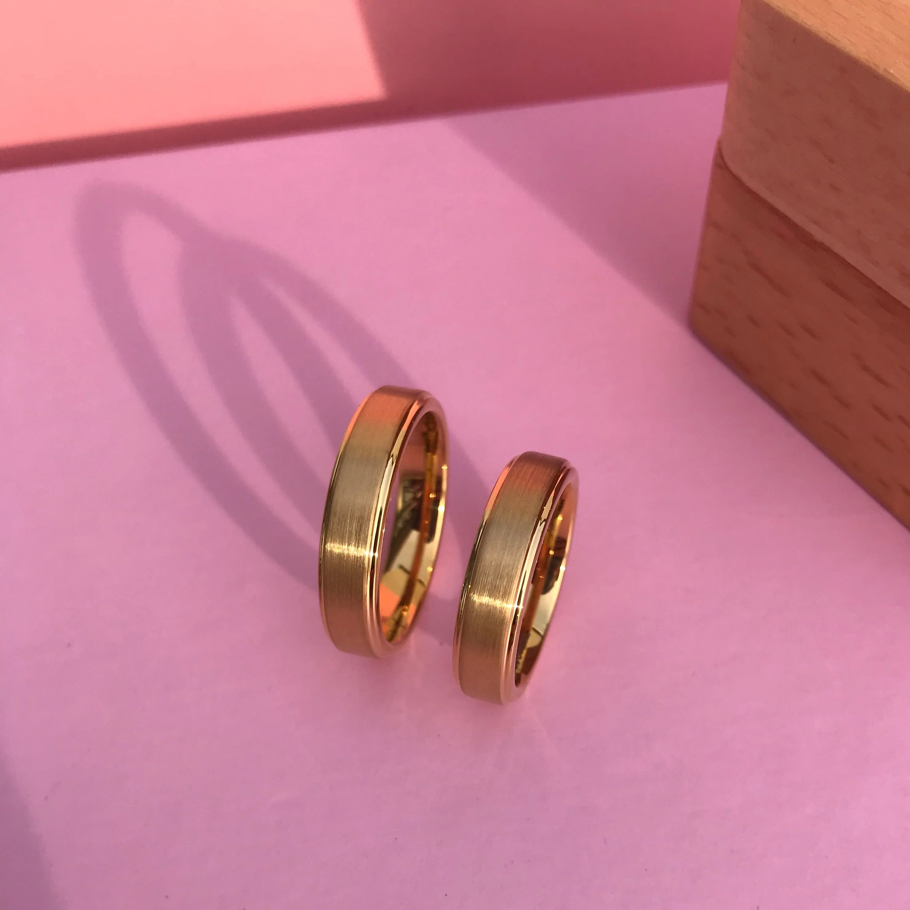 Aliança em Tungsténio Dourada, com 5mm de Largura, Plana e Fosca em Cima, Brilhante e Arredondada nos Lados - REF1314 - Image 4