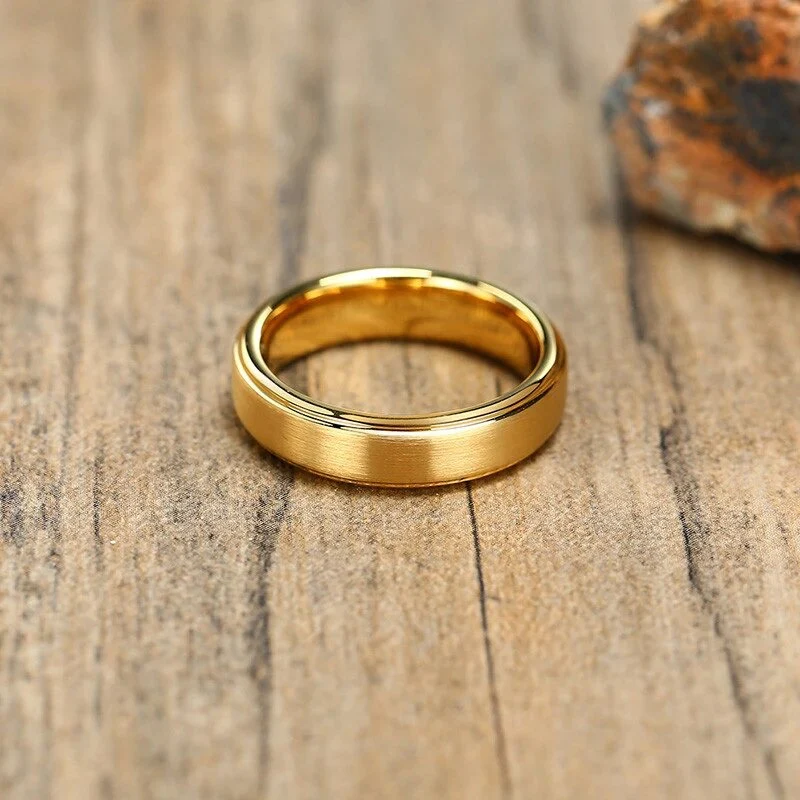 Aliança em Tungsténio Dourada, com 5mm de Largura, Plana e Fosca em Cima, Brilhante e Arredondada nos Lados - REF1314 - Image 5