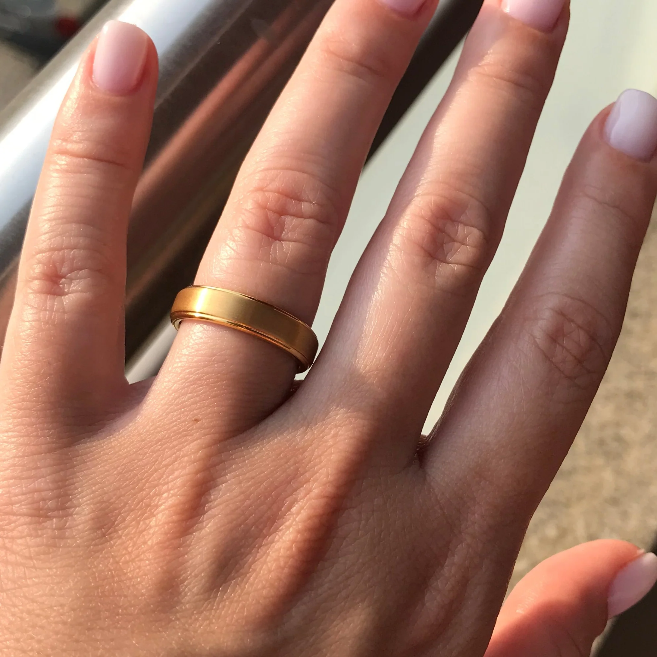 Aliança em Tungsténio Dourada, com 5mm de Largura, Plana e Fosca em Cima, Brilhante e Arredondada nos Lados - REF1314 - Image 7