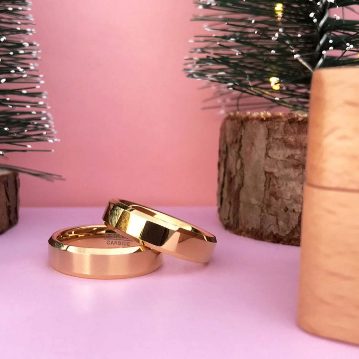 Aliança em Tungsténio Dourada, com 6mm de Largura, Plana e Brilhante em Cima, Angular e Brilhante nos Lados - REF8906 - Image 4