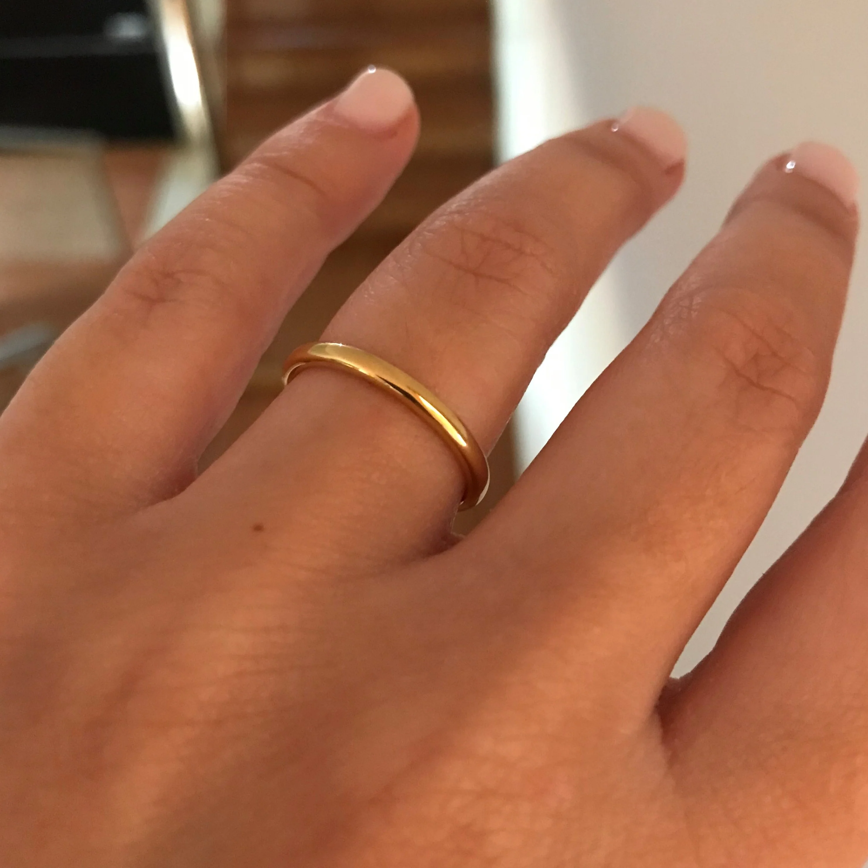 Aliança em Tungsténio Dourada, Simples e Tradicional, com 2mm de Largura, Dourada, Brilhante e Arredondada em Cima e nos Lados - REF1106 - Image 5