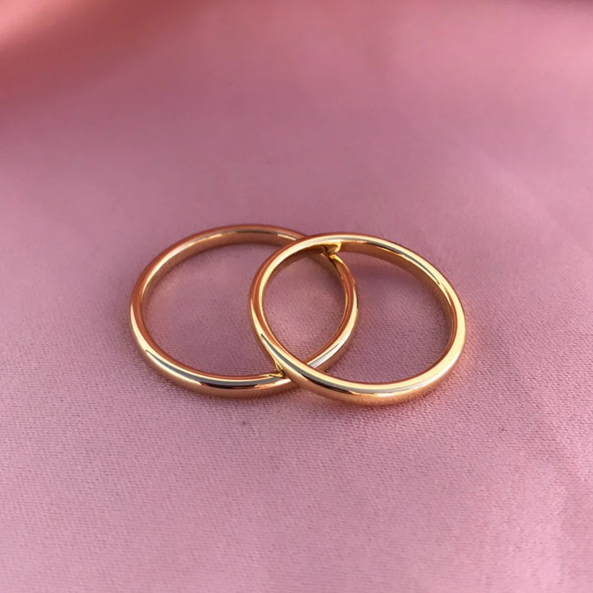 Aliança em Tungsténio Dourada, Simples e Tradicional, com 2mm de Largura, Dourada, Brilhante e Arredondada em Cima e nos Lados - REF1106 - Image 7