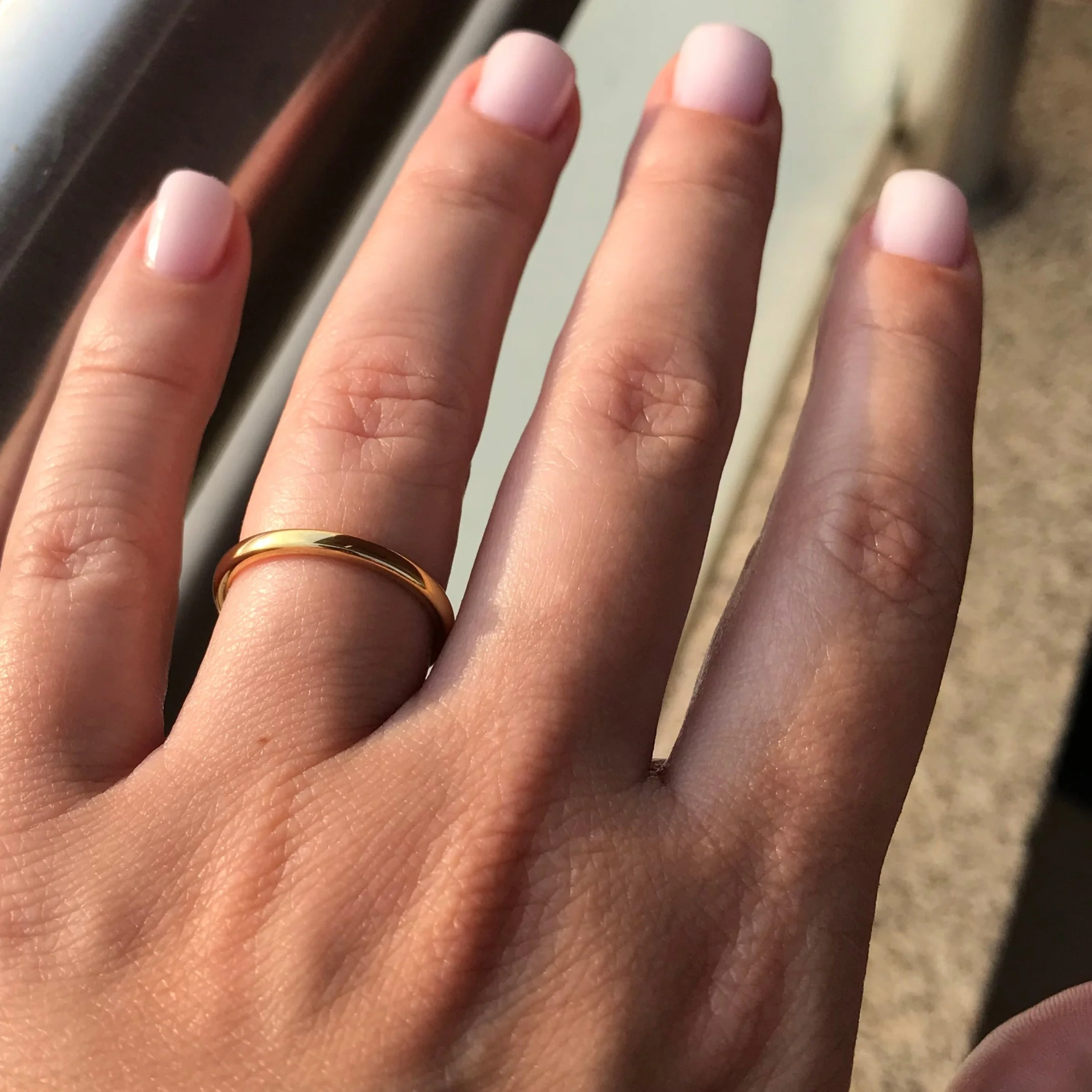 Aliança em Tungsténio Dourada, Simples e Tradicional, com 2mm de Largura, Dourada, Brilhante e Arredondada em Cima e nos Lados - REF1106 - Image 8