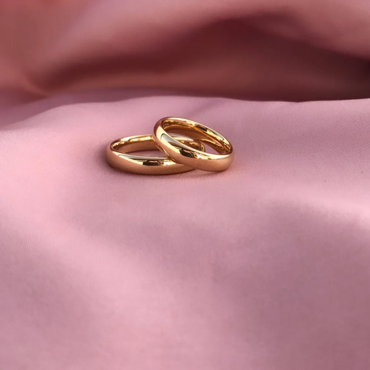 Aliança em Tungsténio Dourada, Simples e Tradicional, com 4mm de Largura, Brilhante e Arredondada em Cima e nos Lados - REF11904 - Image 5