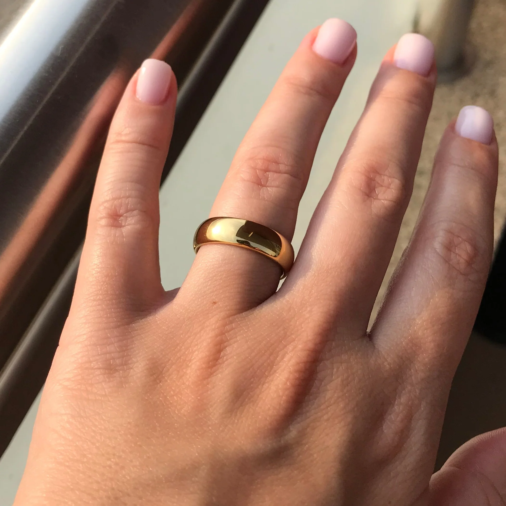 Aliança em Tungsténio Dourada, Simples e Tradicional, com 6mm de Largura, Brilhante e Arredondada em Cima e nos Lados - REF1100 - Image 5