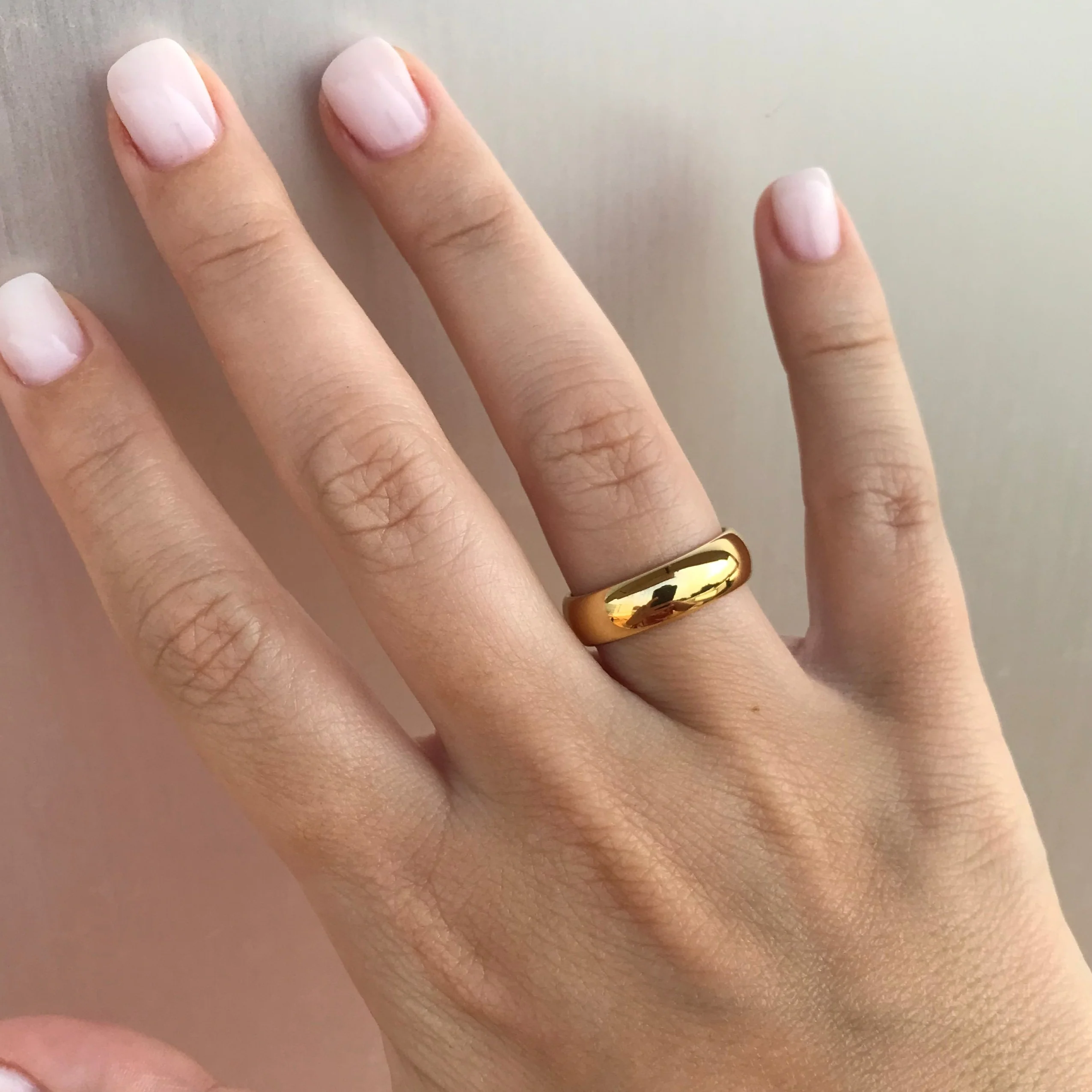 Aliança em Tungsténio Dourada, Simples e Tradicional, com 6mm de Largura, Brilhante e Arredondada em Cima e nos Lados - REF1100 - Image 7