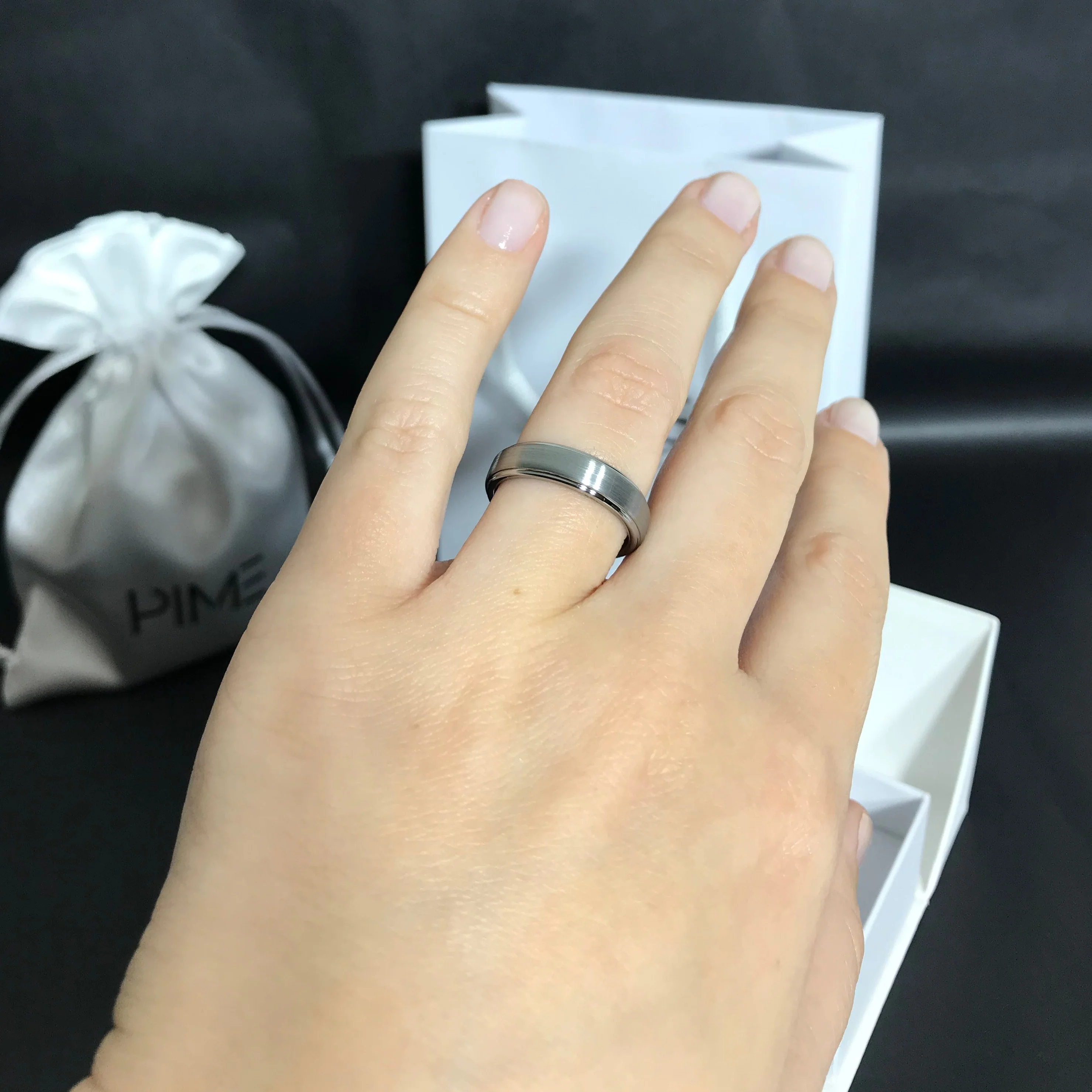 Aliança em Tungsténio Prateada, com 5mm de Largura, Plana e Fosca em Cima, Brilhante e Arredondada nos Lados - REF9063 - Image 3