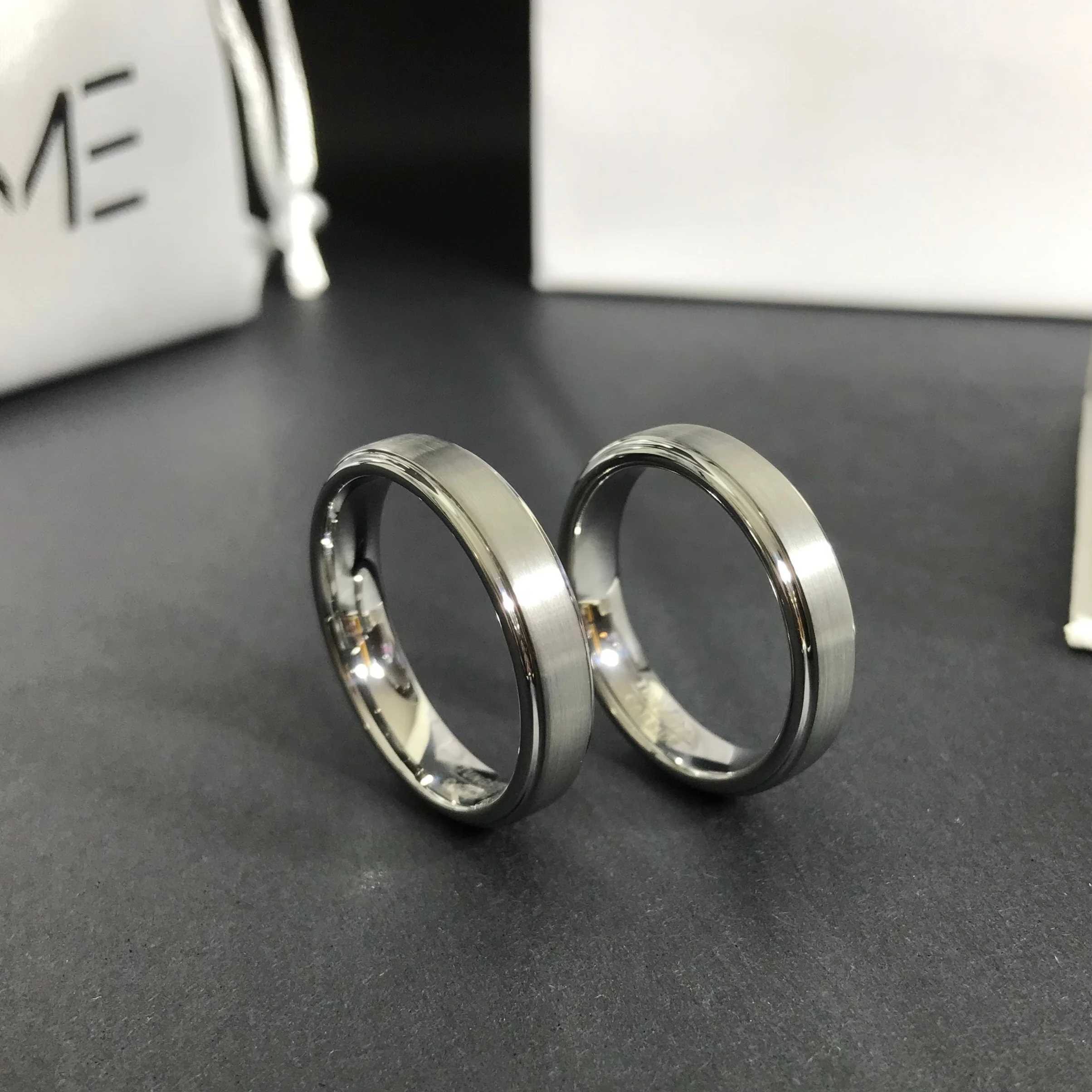 Aliança em Tungsténio Prateada, com 5mm de Largura, Plana e Fosca em Cima, Brilhante e Arredondada nos Lados - REF9063 - Image 7