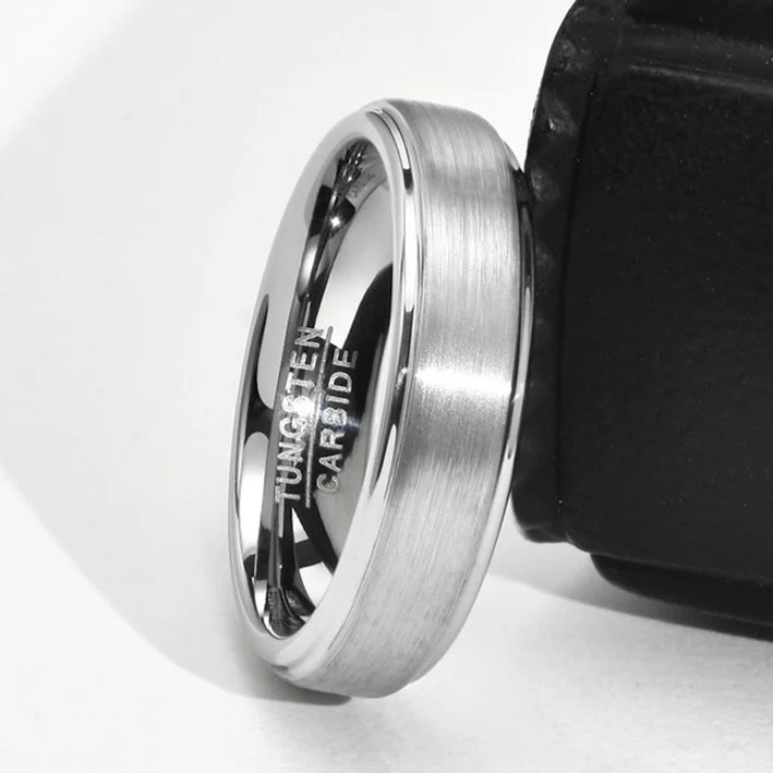 Aliança em Tungsténio Prateada, com 5mm de Largura, Plana e Fosca em Cima, Brilhante e Arredondada nos Lados - REF9063 - Image 8