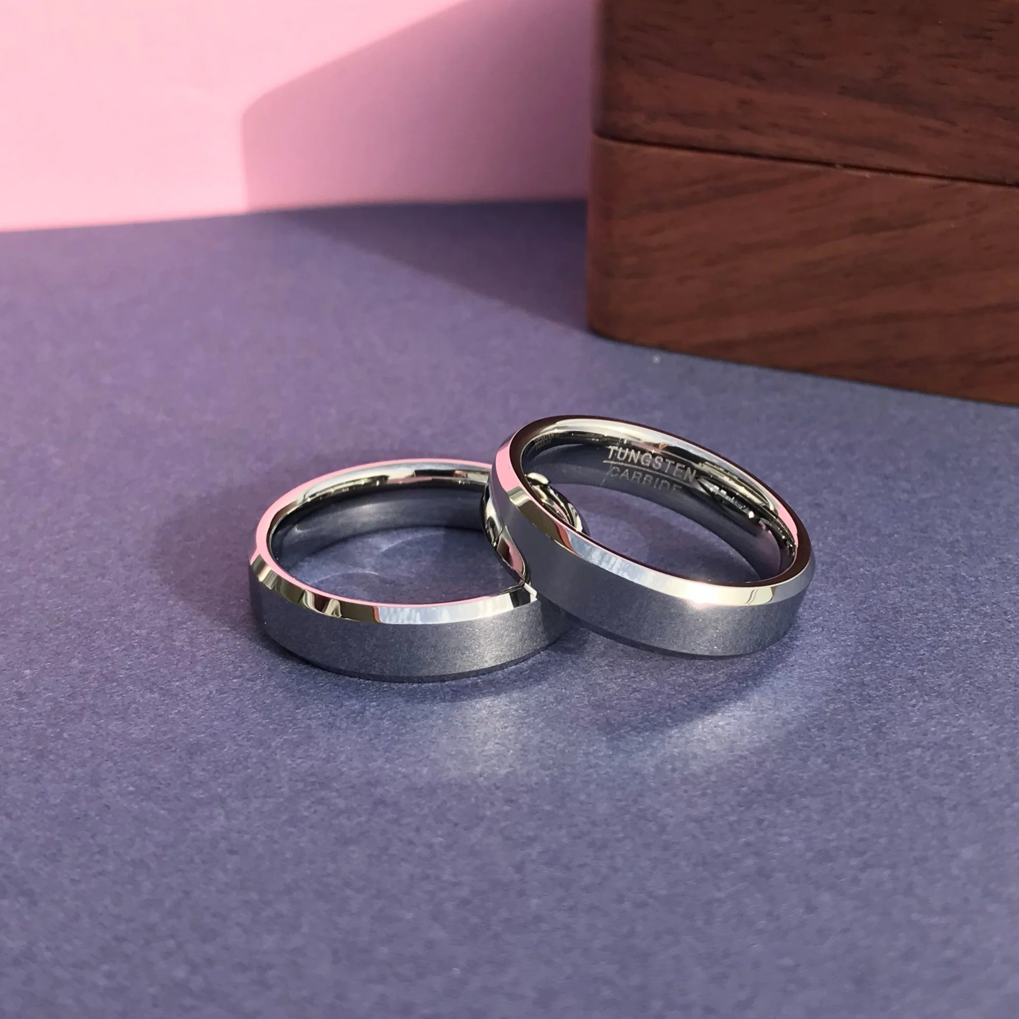 Aliança em Tungsténio Prateada, com 6mm de Largura, Plana e Brilhante em Cima, Angular e Brilhante nos Lados - REF1326 - Image 10