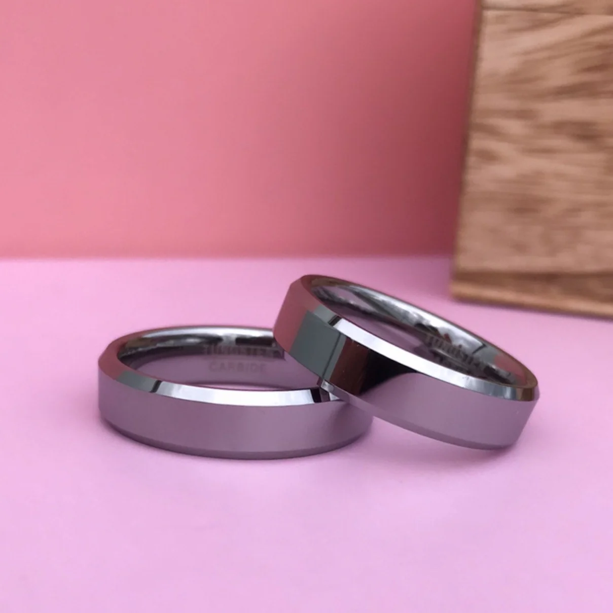 Aliança em Tungsténio Prateada, com 6mm de Largura, Plana e Brilhante em Cima, Angular e Brilhante nos Lados - REF1326 - Image 12