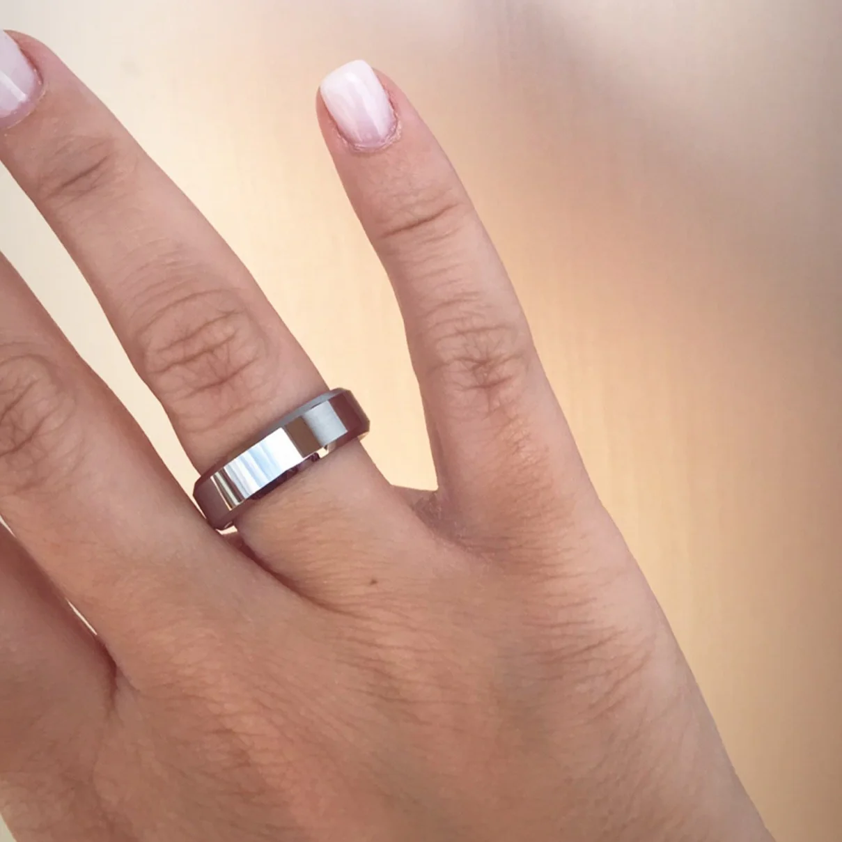 Aliança em Tungsténio Prateada, com 6mm de Largura, Plana e Brilhante em Cima, Angular e Brilhante nos Lados - REF1326 - Image 4