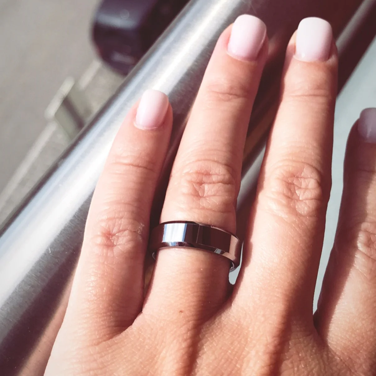 Aliança em Tungsténio Prateada, com 6mm de Largura, Plana e Brilhante em Cima, Angular e Brilhante nos Lados - REF1326 - Image 5