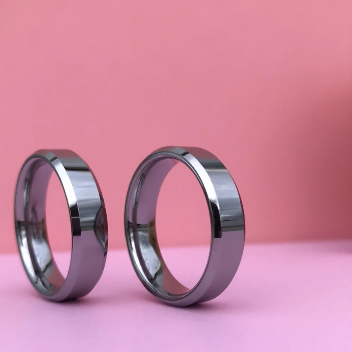 Aliança em Tungsténio Prateada, com 6mm de Largura, Plana e Brilhante em Cima, Angular e Brilhante nos Lados - REF1326 - Image 6