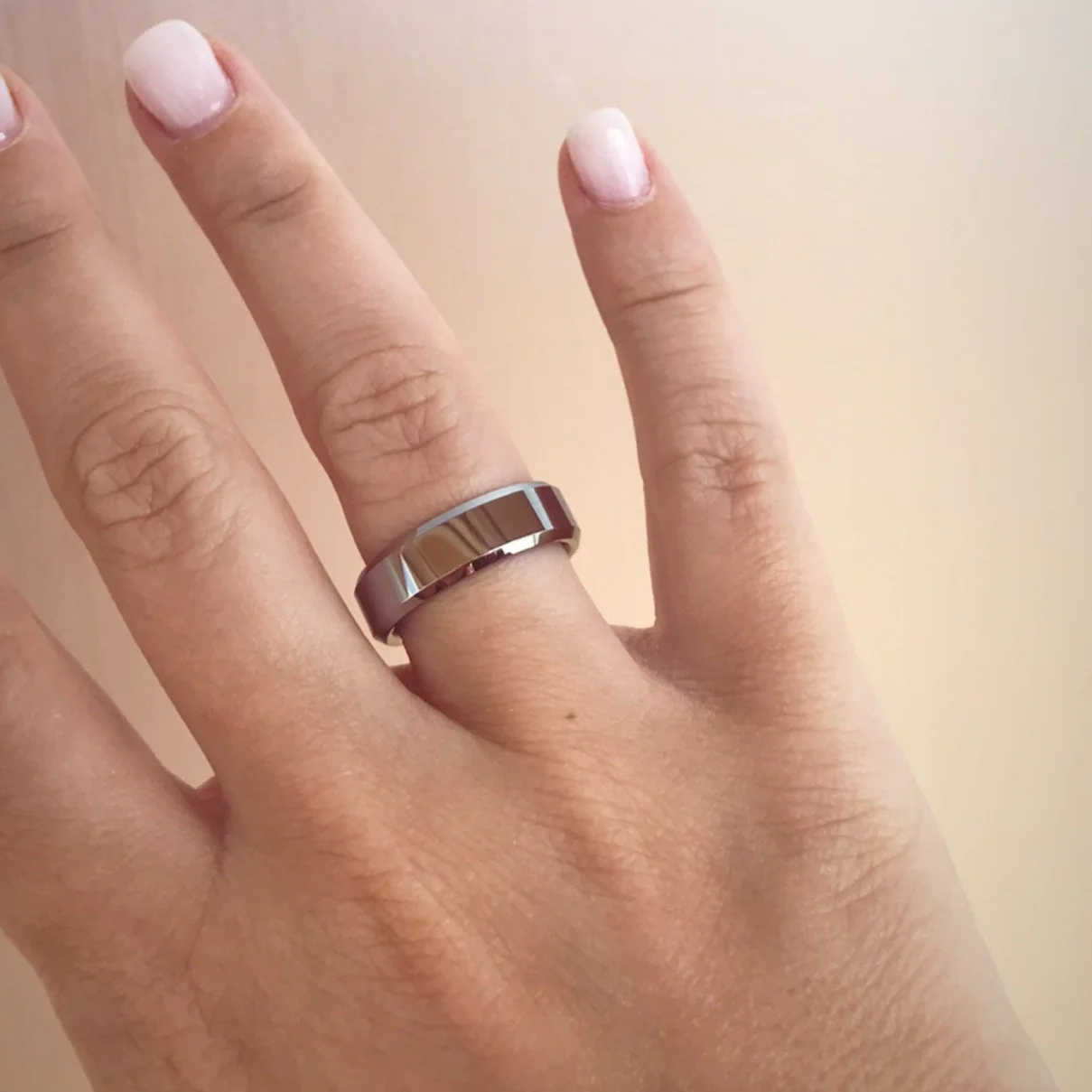 Aliança em Tungsténio Prateada, com 6mm de Largura, Plana e Brilhante em Cima, Angular e Brilhante nos Lados - REF1326 - Image 8