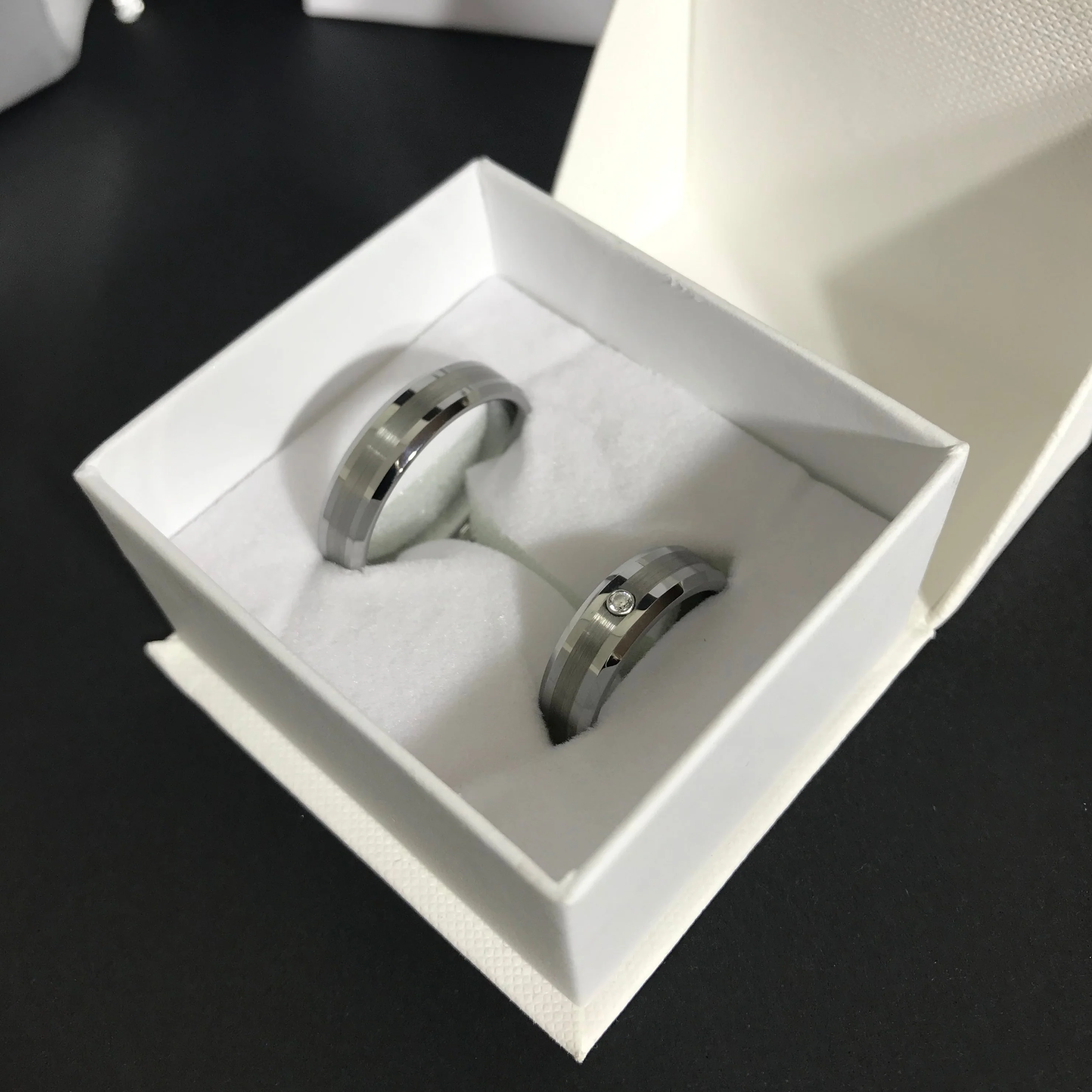 Aliança em Tungsténio Prateada, com 6mm de Largura, Plana e Brilhante em Cima, com Filamento Fosco no Centro, Angular e Brilhante nos Lados (Uma delas Com Pedra Brilhante Central) - REF3967 - Image 14