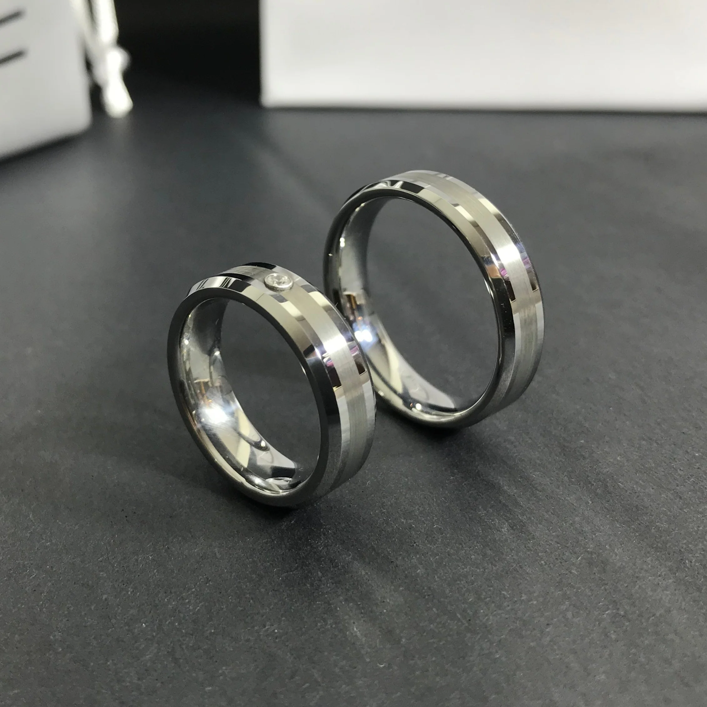 Aliança em Tungsténio Prateada, com 6mm de Largura, Plana e Brilhante em Cima, com Filamento Fosco no Centro, Angular e Brilhante nos Lados (Uma delas Com Pedra Brilhante Central) - REF3967 - Image 15