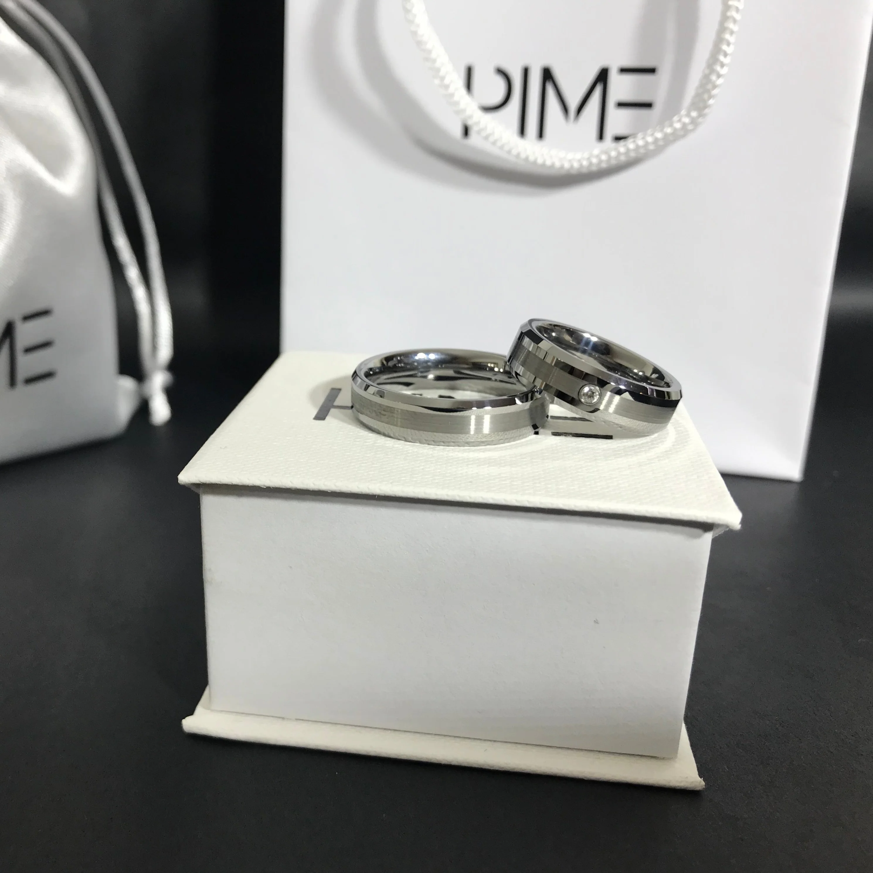 Aliança em Tungsténio Prateada, com 6mm de Largura, Plana e Brilhante em Cima, com Filamento Fosco no Centro, Angular e Brilhante nos Lados (Uma delas Com Pedra Brilhante Central) - REF3967 - Image 3