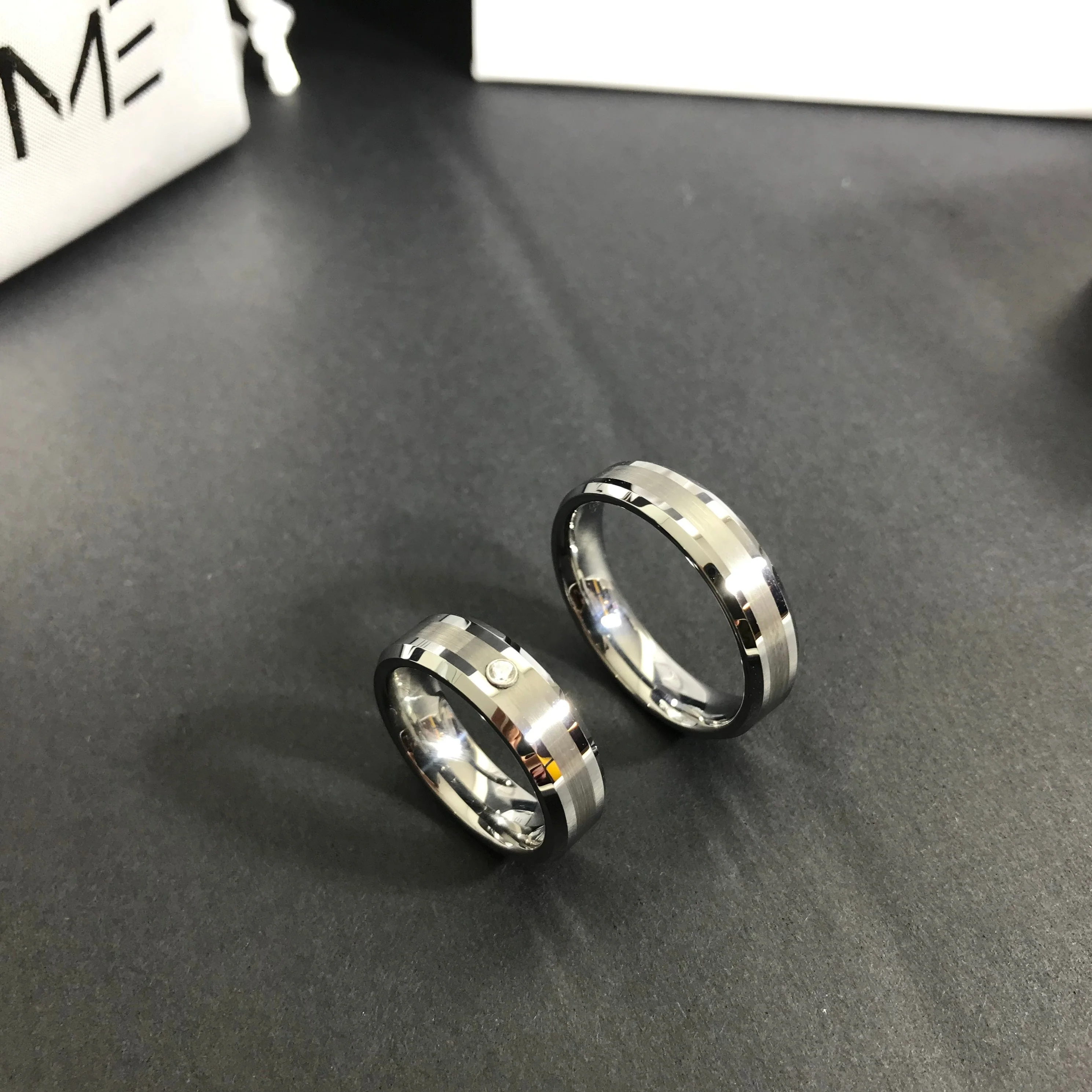 Aliança em Tungsténio Prateada, com 6mm de Largura, Plana e Brilhante em Cima, com Filamento Fosco no Centro, Angular e Brilhante nos Lados (Uma delas Com Pedra Brilhante Central) - REF3967 - Image 5
