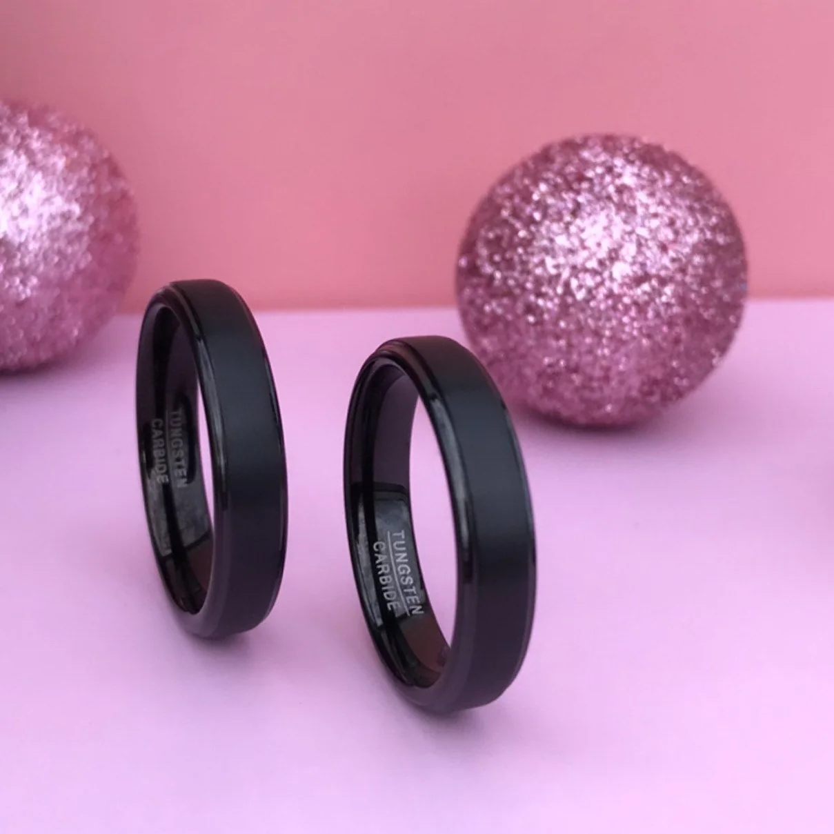 Aliança em Tungsténio Preta, com 5mm de Largura, Plana e Fosca em Cima, Brilhante e Arredondada nos Lados - REF2069 - Image 12