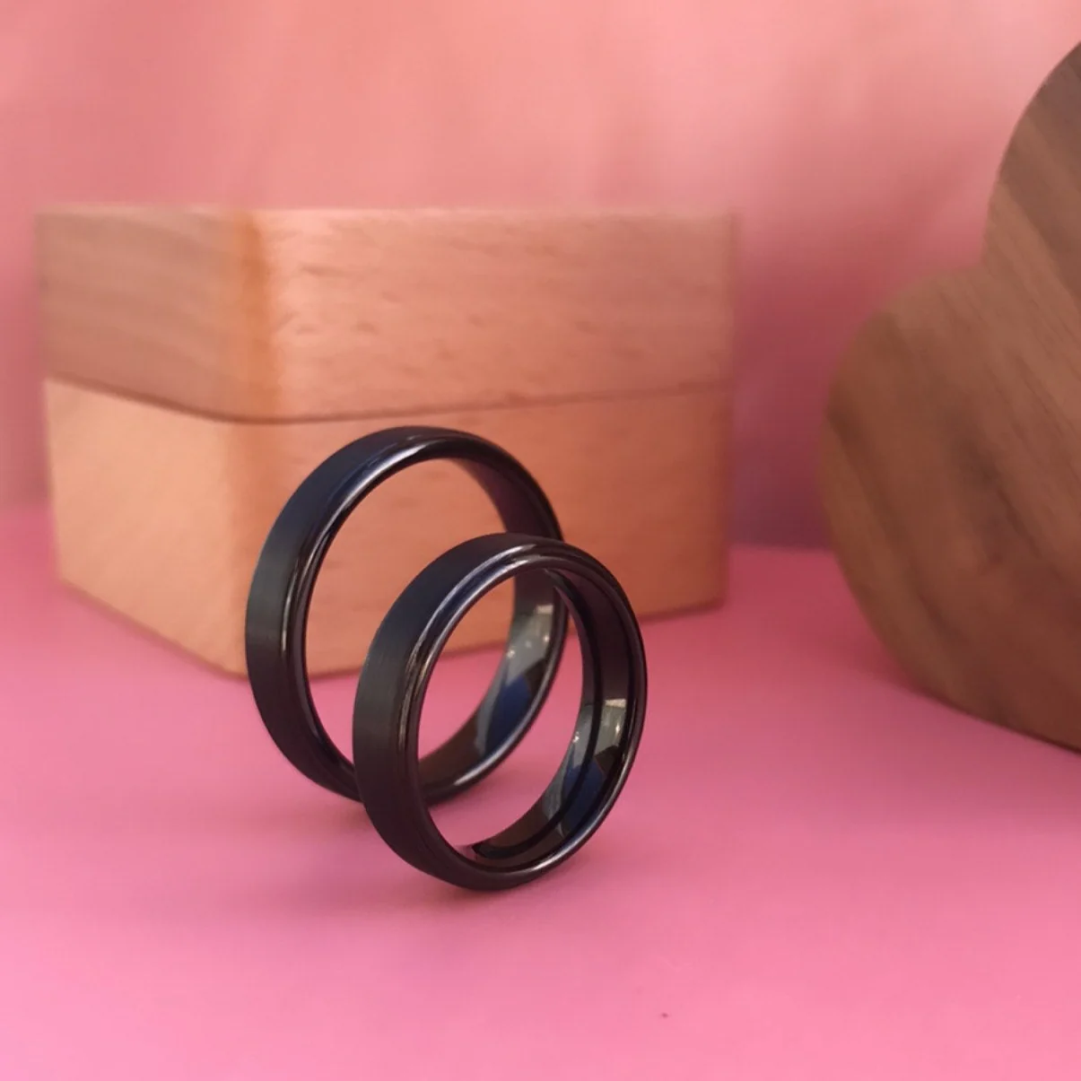 Aliança em Tungsténio Preta, com 5mm de Largura, Plana e Fosca em Cima, Brilhante e Arredondada nos Lados - REF2069 - Image 3