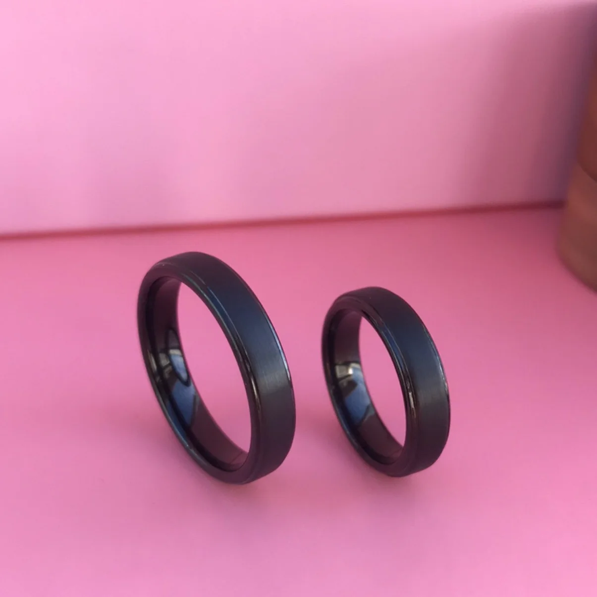 Aliança em Tungsténio Preta, com 5mm de Largura, Plana e Fosca em Cima, Brilhante e Arredondada nos Lados - REF2069 - Image 8