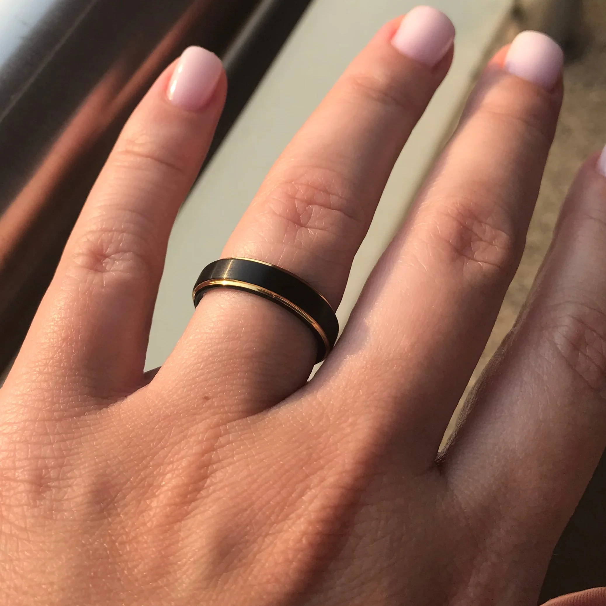 Aliança em Tungsténio Preta, com 5mm de Largura, Plana e Fosca em Cima, Dois Filamentos Dourados e Brilhantes, Preta e Arredondada nos Lados - REF1115 - Image 12