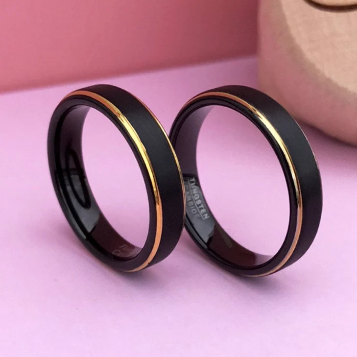 Aliança em Tungsténio Preta, com 5mm de Largura, Plana e Fosca em Cima, Dois Filamentos Dourados e Brilhantes, Preta e Arredondada nos Lados - REF1115 - Image 3