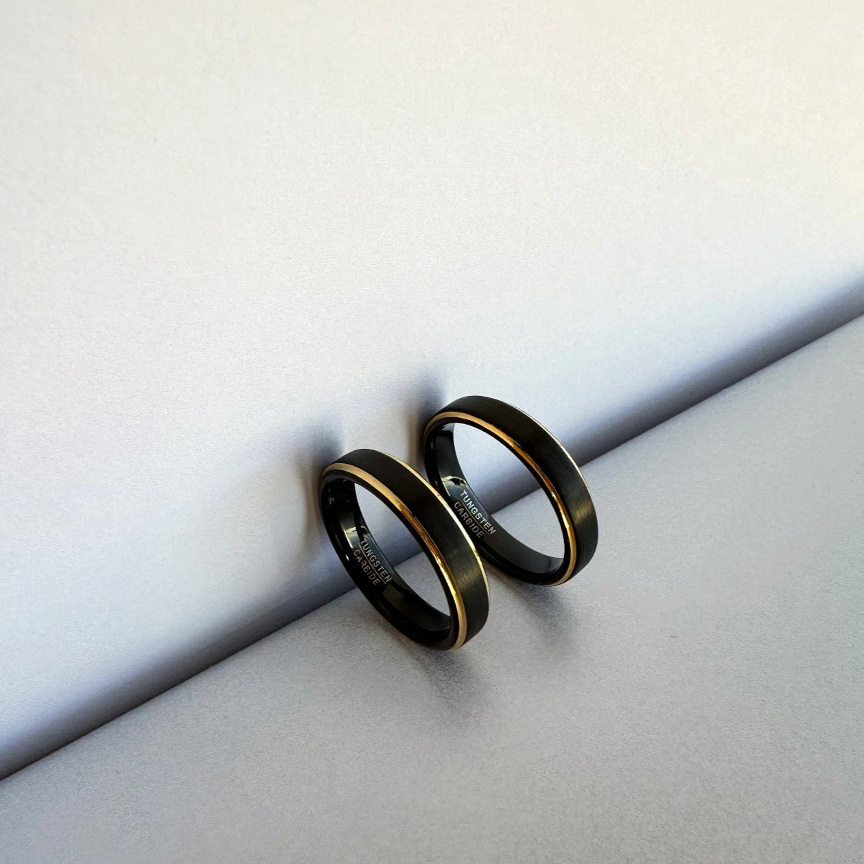 Aliança em Tungsténio Preta, com 5mm de Largura, Plana e Fosca em Cima, Dois Filamentos Dourados e Brilhantes, Preta e Arredondada nos Lados - REF1115 - Image 4