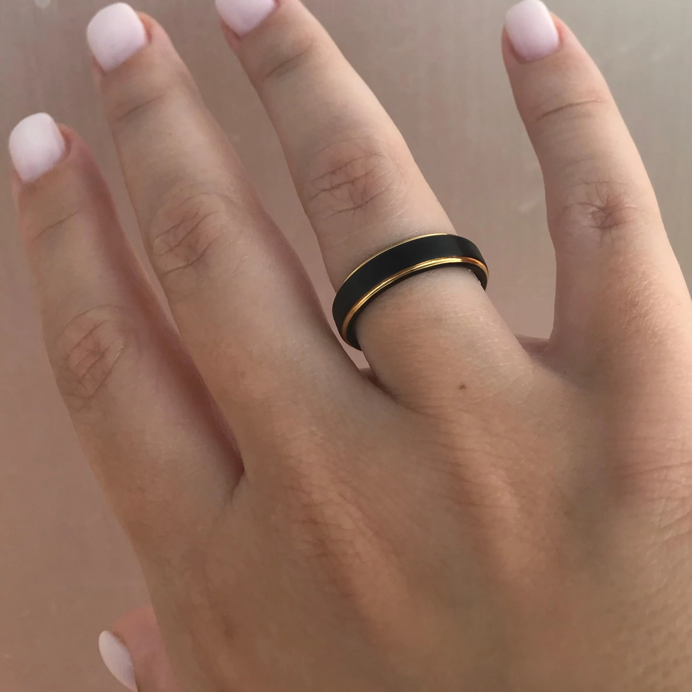 Aliança em Tungsténio Preta, com 5mm de Largura, Plana e Fosca em Cima, Dois Filamentos Dourados e Brilhantes, Preta e Arredondada nos Lados - REF1115 - Image 6