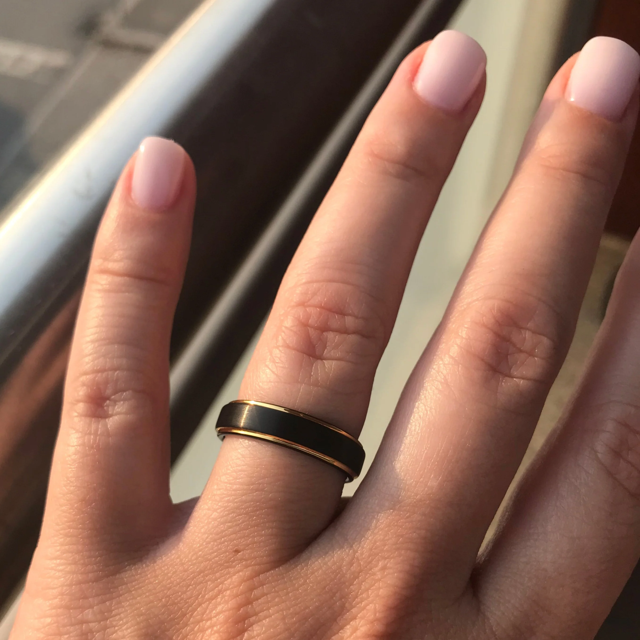 Aliança em Tungsténio Preta, com 5mm de Largura, Plana e Fosca em Cima, Dois Filamentos Dourados e Brilhantes, Preta e Arredondada nos Lados - REF1115 - Image 9