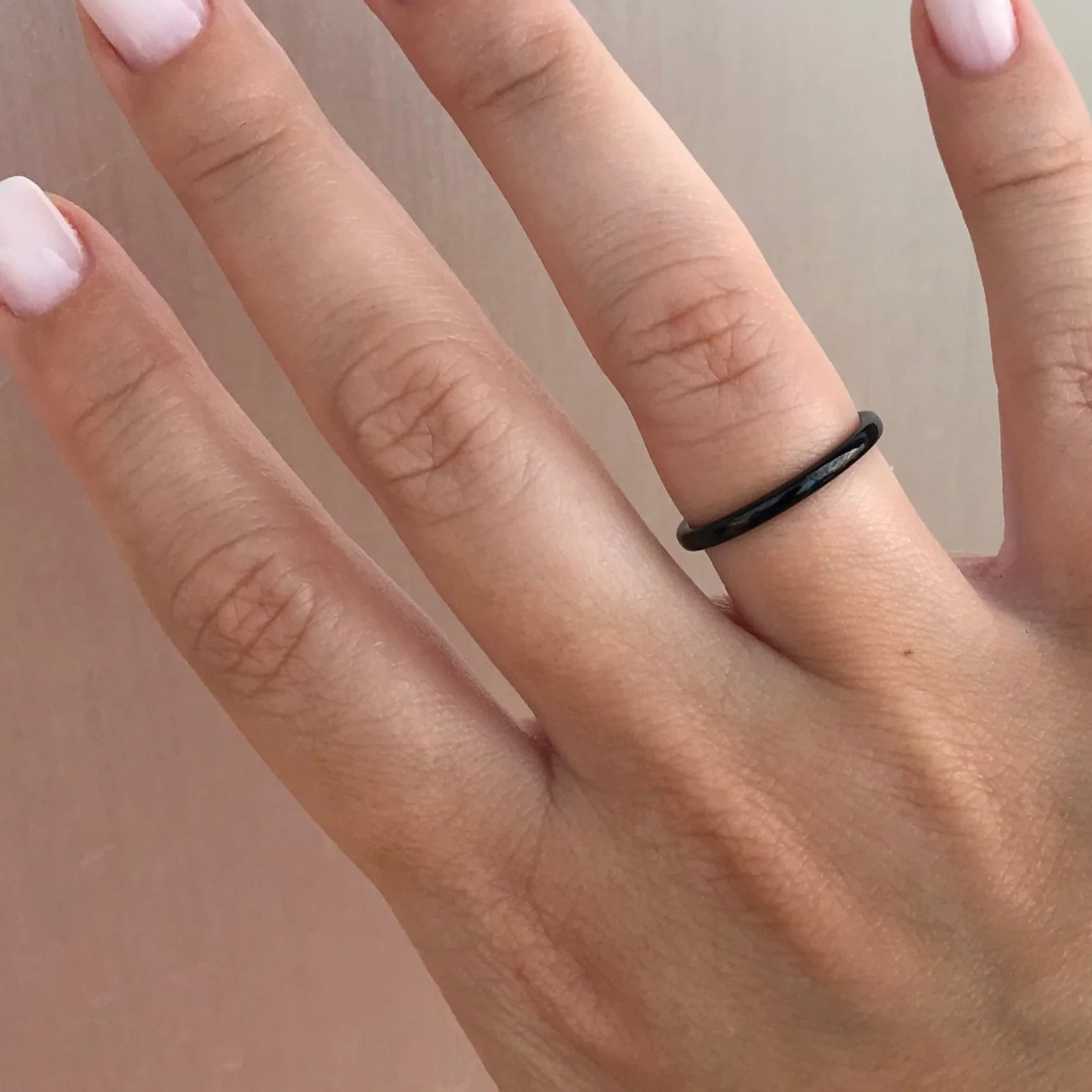 Aliança em Tungsténio Preta, Simples e Tradicional, com 2mm de Largura, Brilhante e Arredondada em Cima e nos Lados - REF0020 - Image 4