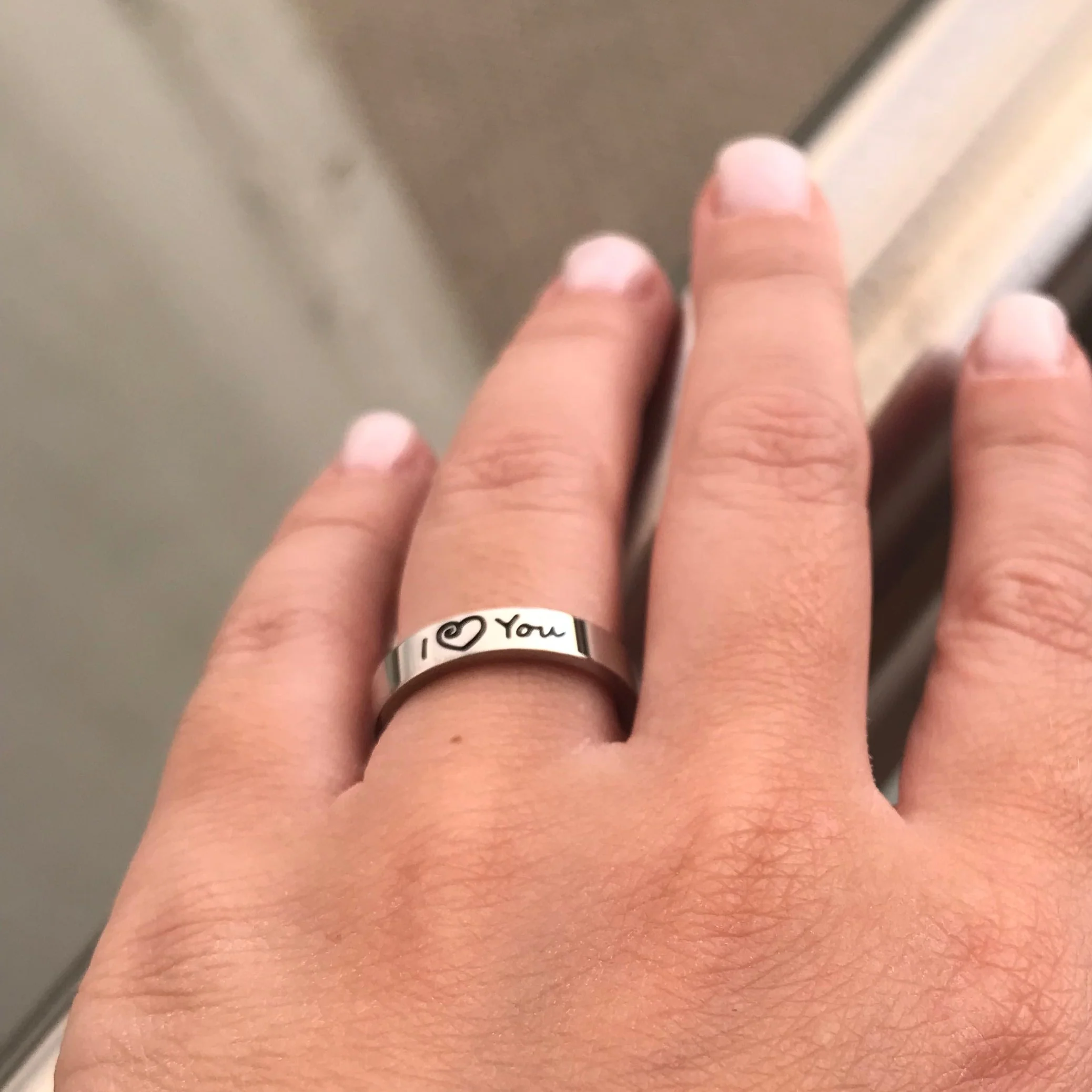 Aliança Prateada I Love You com Coração (4mm) em Aço - Alianças de Namoro ou Compromisso (para Namorados) - REF1610 - Image 4