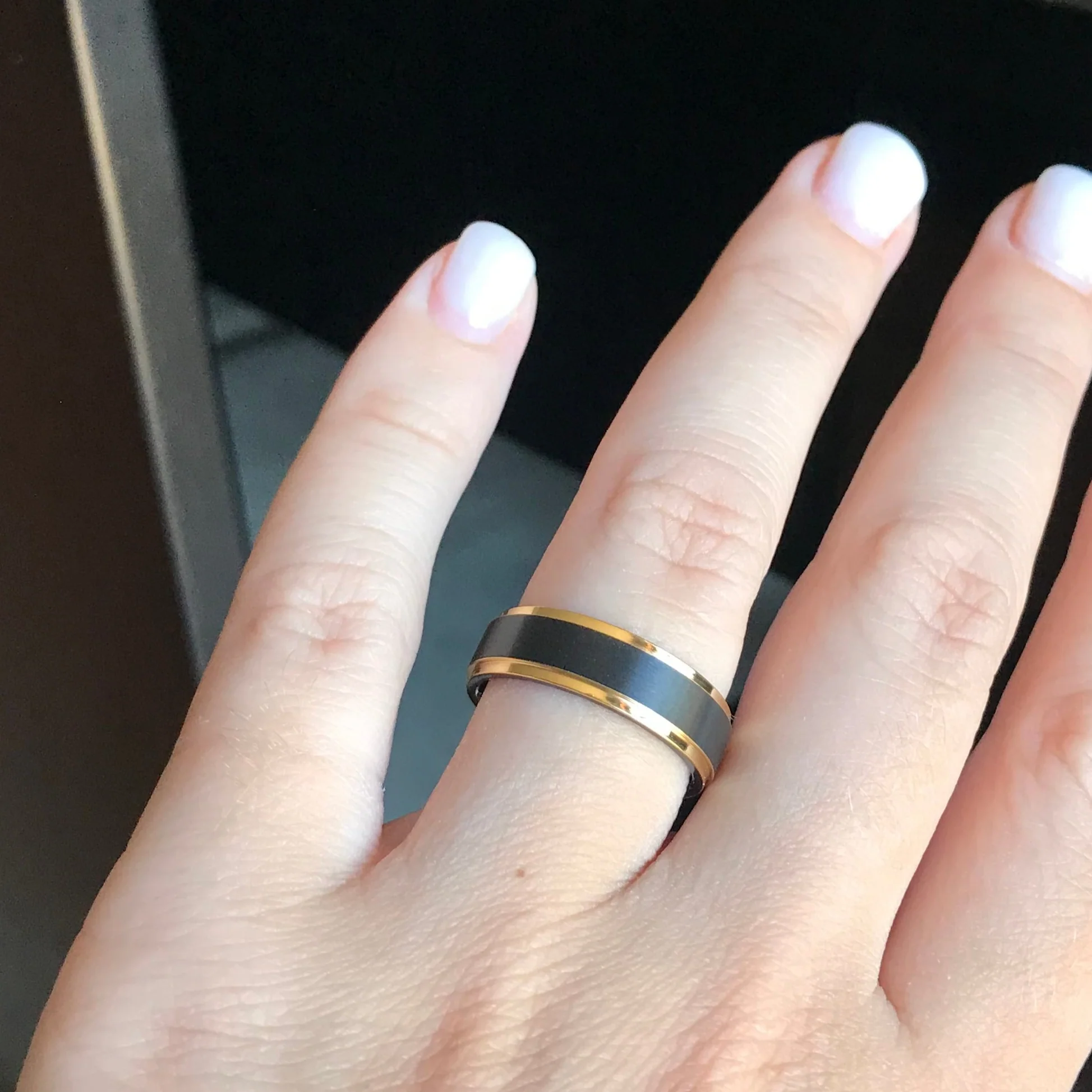 Aliança Preta com Centro Escovado e Rebordo Dourado Brilhante em Aço 6mm para Casamento, Namoro ou Compromisso - REF1010 - Image 7